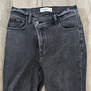 Abercrombie 90’s slim straight leg ultra high rise